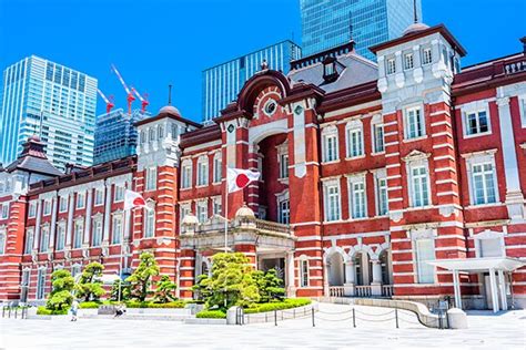 東京駅から大手町駅 徒歩：都市の迷宮を歩く